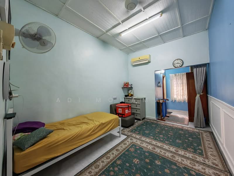 1-storey Terraced House for Sale in Ampang Jaya (Ampang) - Adi Mohamad - Bedroom - PropertyGuru.com.my