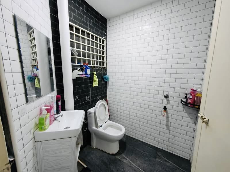 1-storey Terraced House for Sale in Taman Puteri Wangsa (Ulu Tiram) - Darren Siu - Bathroom - PropertyGuru.com.my