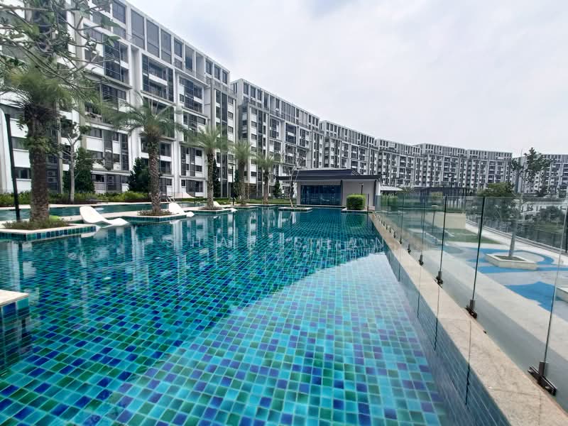 Servis Apartment untuk Disewa di Radia Residences - Shan Shan - Pool - PropertyGuru.com.my