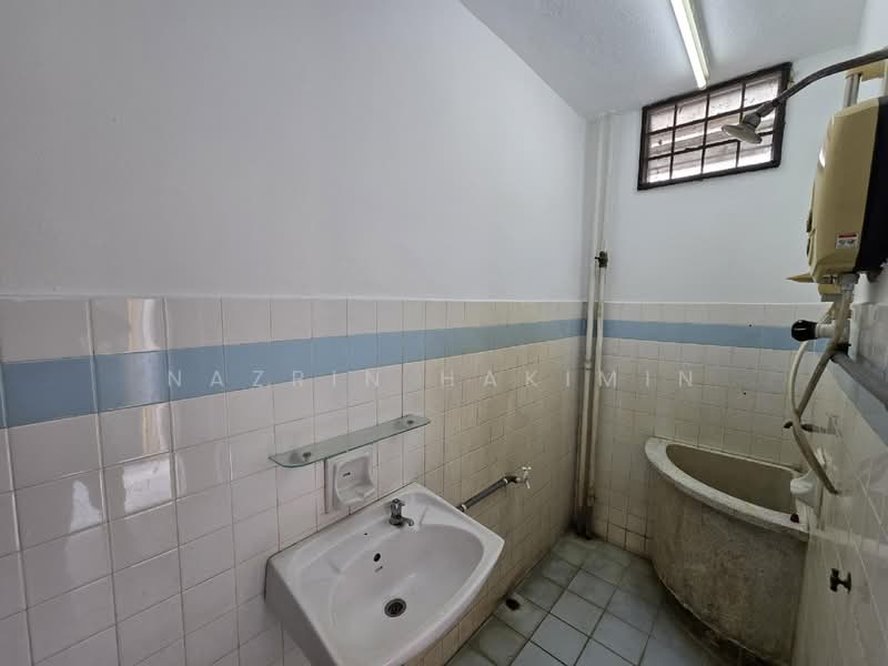 Shop / Office for Sale in Bukit Idaman (Selayang) - Nazrin Hakimin - Bathroom - PropertyGuru.com.my