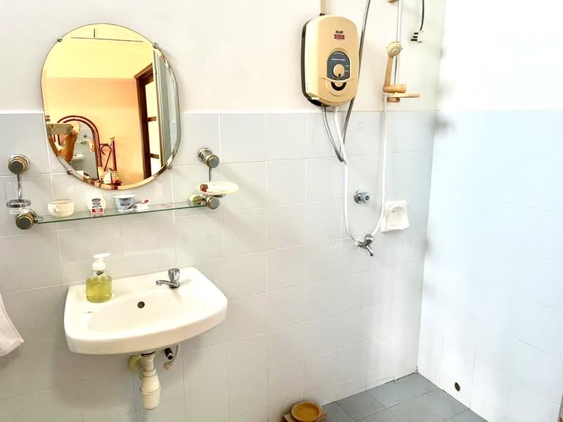 1.5-storey Terraced House for Sale in Taman Pelangi Indah (Ulu Tiram) - Jessica Boey - Bathroom - PropertyGuru.com.my
