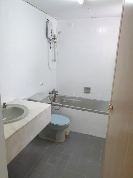 Kondominium untuk Dijual di Pantai HillPark 1 - Nicholas C Tan - Bathroom - PropertyGuru.com.my