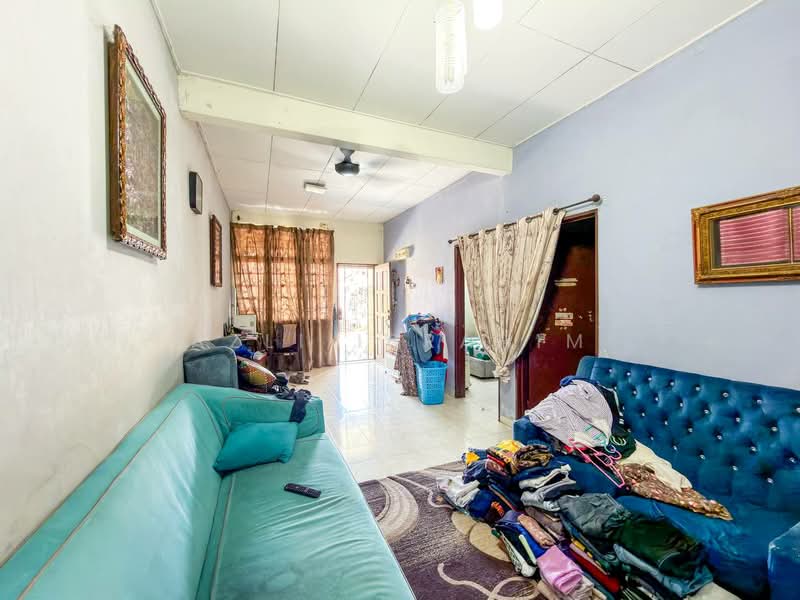 Rumah Teres 1 Tingkat untuk Dijual di Taman Dato Demang (Seri Kembangan) - Azli Ibrahim - Living Room - PropertyGuru.com.my