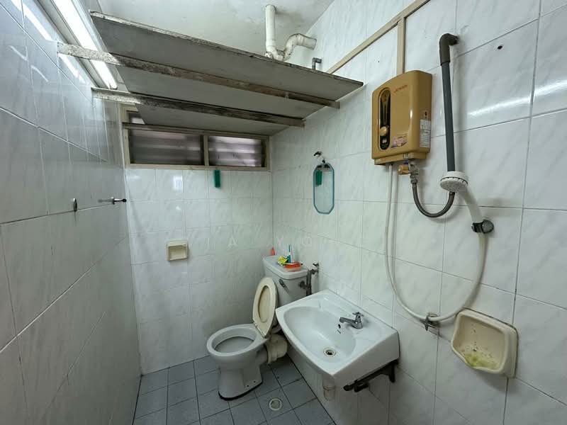 Apartment for Sale at Taman Pekaka Block 31 - Jia Yong - Bathroom - PropertyGuru.com.my