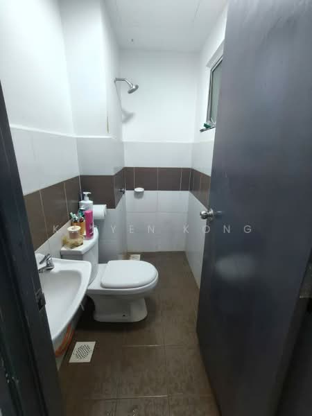 Apartment for Sale at Residensi Hijauan Lumayan - Karyen Kong - Bathroom - PropertyGuru.com.my