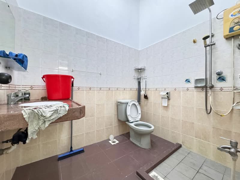 1-storey Terraced House for Sale in Taman Johor Jaya (Johor Bahru) - Helen Tan - Bathroom - PropertyGuru.com.my