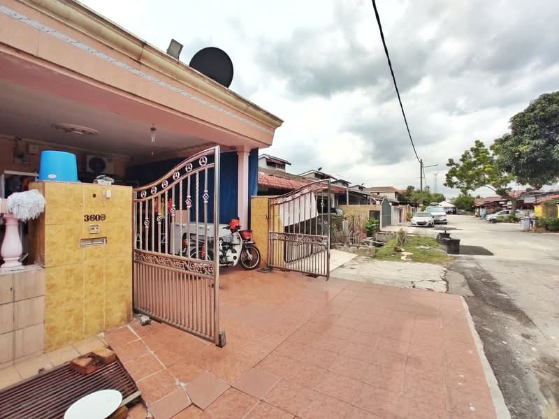1-storey Terraced House for Sale in Taman Sri Serdang (Seri Kembangan) - Azli Ibrahim - Exterior - PropertyGuru.com.my