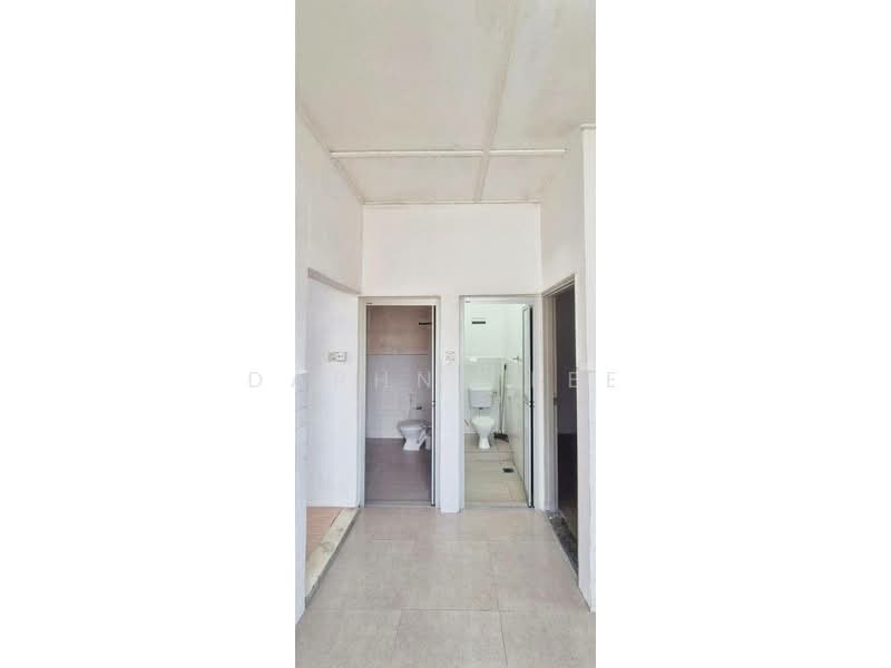Rumah Teres 1 Tingkat untuk Disewa di Taman Johor Jaya (Johor Bahru) - Daphne Lee - Bathroom - PropertyGuru.com.my
