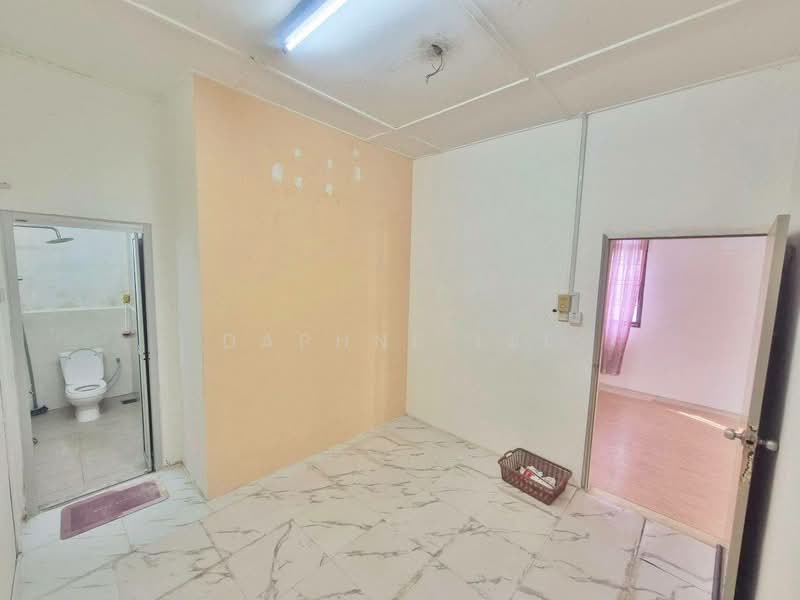 Rumah Teres 1 Tingkat untuk Disewa di Taman Johor Jaya (Johor Bahru) - Daphne Lee - Bathroom - PropertyGuru.com.my