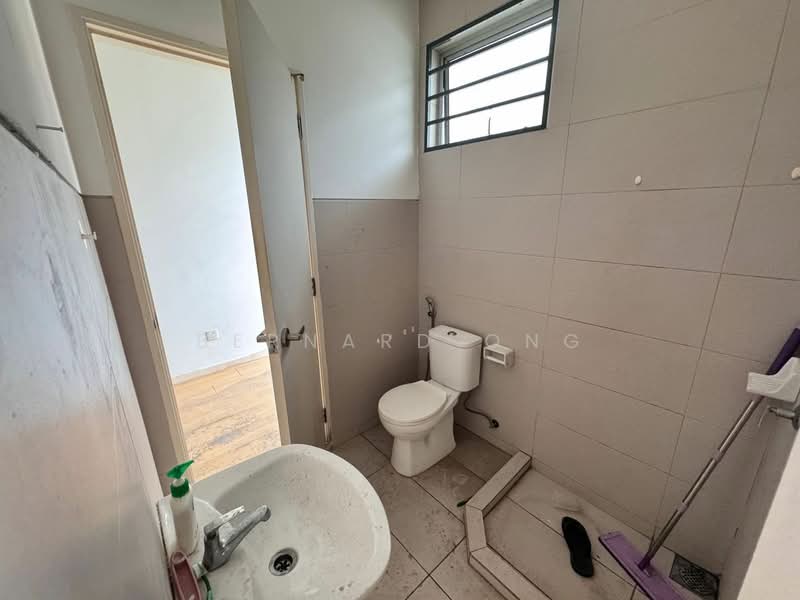 Rumah Teres untuk Dijual di Bandar Country Homes (Rawang) - Bernard Ong - Bathroom - PropertyGuru.com.my
