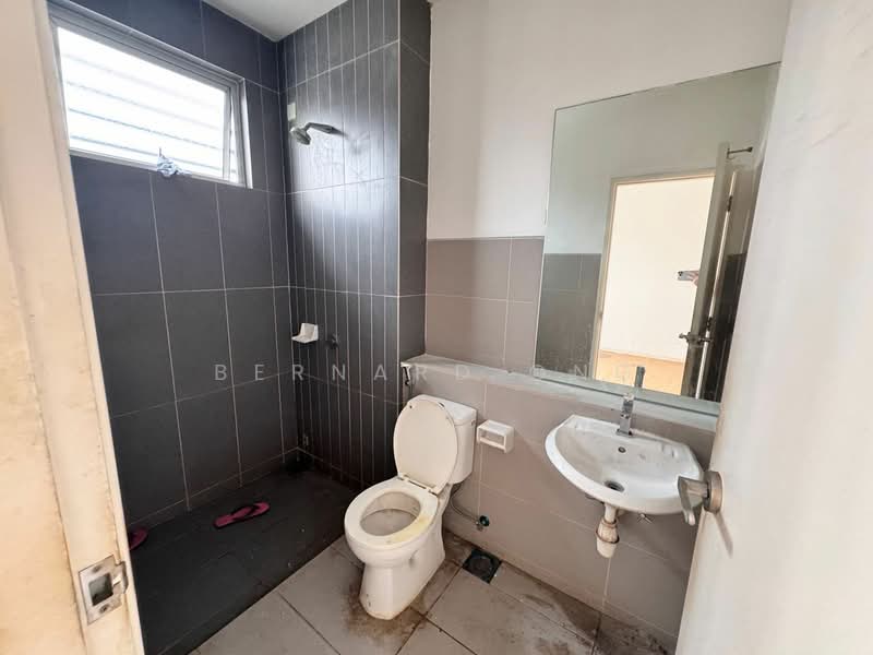 Rumah Teres untuk Dijual di Bandar Country Homes (Rawang) - Bernard Ong - Bathroom - PropertyGuru.com.my