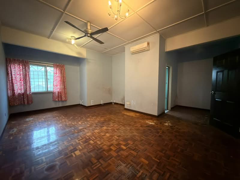 Rumah Teres 2.5 Tingkat untuk Dijual di Bandar Country Homes (Rawang) - Kelvin . - Living Room - PropertyGuru.com.my