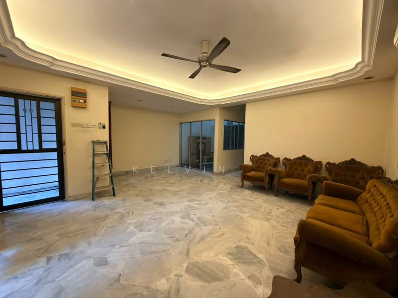 Rumah Teres 2.5 Tingkat untuk Dijual di Bandar Country Homes (Rawang) - Kelvin . - Living Room - PropertyGuru.com.my