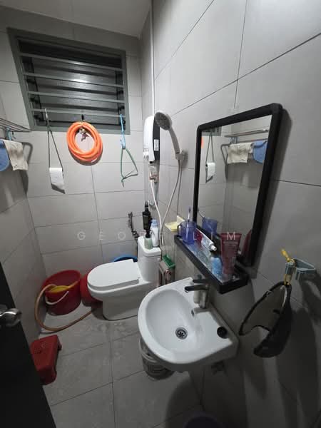 Kondominium untuk Dijual di The Holmes 2 - Geoff Lim - Bathroom - PropertyGuru.com.my