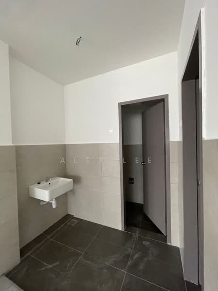Warehouse for Rent in Klang (Selangor) - Alex Lee - Bathroom - PropertyGuru.com.my