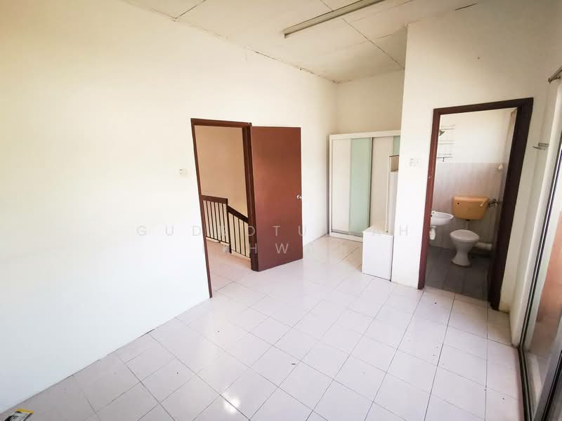 2-storey Terraced House for Sale in Seri Kembangan (Selangor) - Gudrotullah Ikhwan - Bathroom - PropertyGuru.com.my