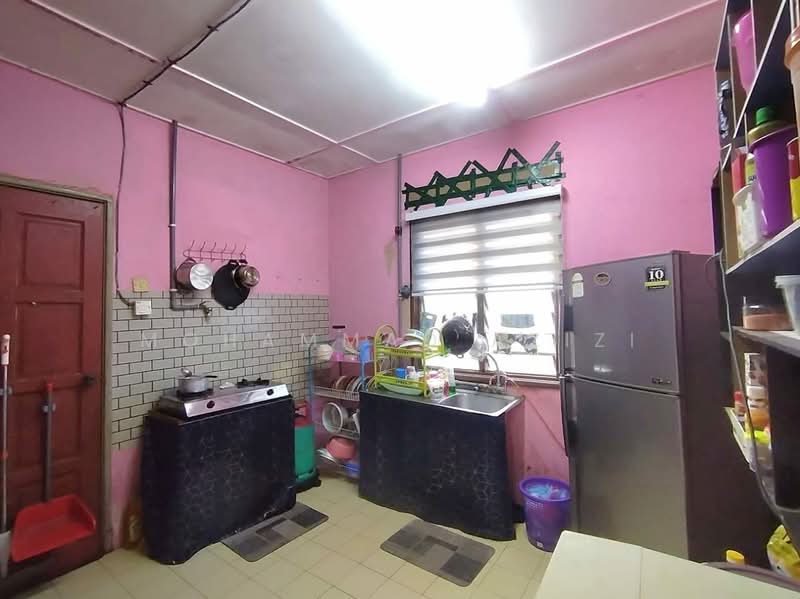 Terraced House for Sale in Peramu Jaya 3 (Pahang Tua) - Mohammad Azizi - Kitchen - PropertyGuru.com.my