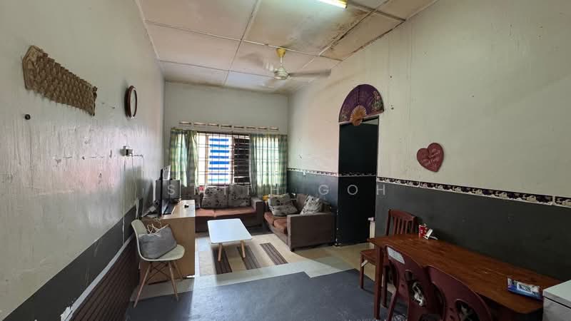 Rumah Flat untuk Dijual di Taman Pulai Utama - Smith Goh - Living Room - PropertyGuru.com.my
