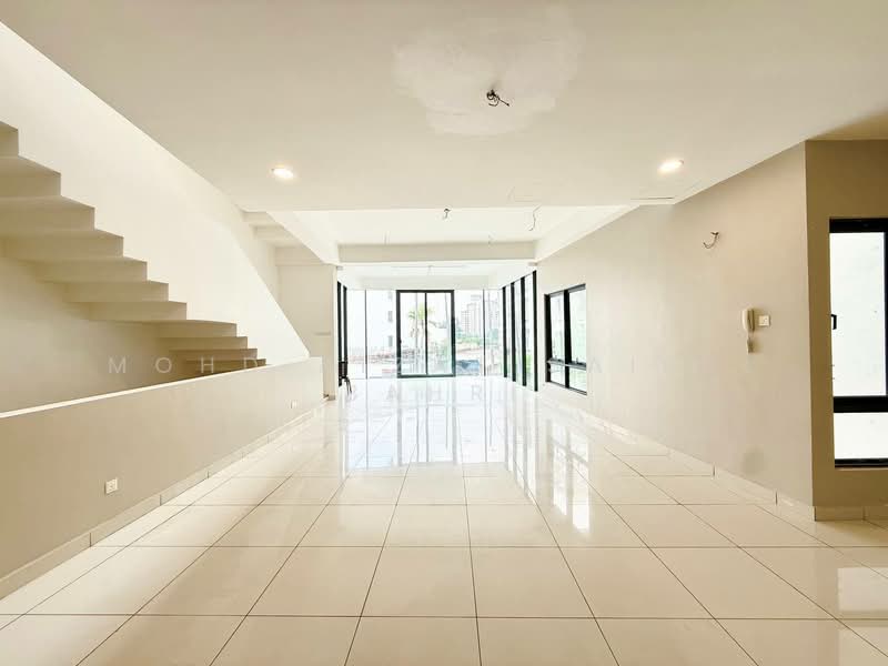 Rumah Teres 4 Tingkat untuk Dijual di Damansara Perdana (Selangor) - Mohd Aizat Saiful Bahri - Living Room - PropertyGuru.com.my