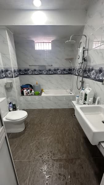 Rumah Teres 2 Tingkat untuk Dijual di Taman Mount Austin (Tebrau) - Garet Lim - Bathroom - PropertyGuru.com.my