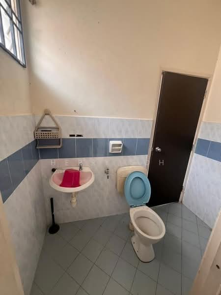 Rumah Teres 2 Tingkat untuk Dijual di Taman Sri Pulai Perdana - Herry Goh - Bathroom - PropertyGuru.com.my