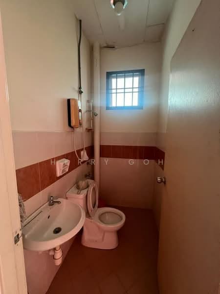 Rumah Teres 2 Tingkat untuk Dijual di Taman Sri Pulai Perdana - Herry Goh - Bathroom - PropertyGuru.com.my