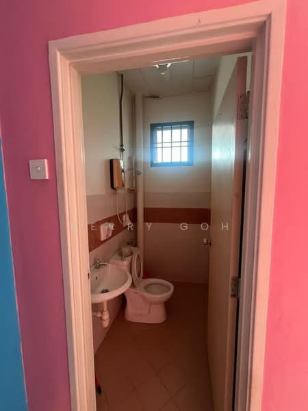 Rumah Teres 2 Tingkat untuk Dijual di Taman Sri Pulai Perdana - Herry Goh - Bathroom - PropertyGuru.com.my