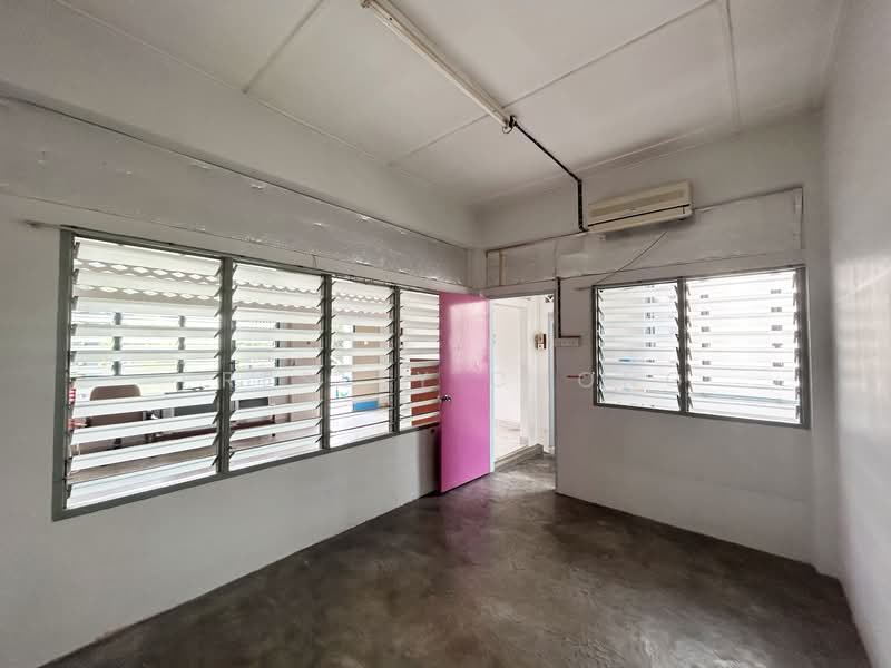 Flat for Sale at Taman Pelangi - Presley Chong - Bedroom 1 - PropertyGuru.com.my