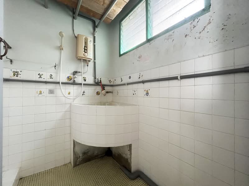 Flat for Sale at Taman Pelangi - Presley Chong - Bathroom 1 - PropertyGuru.com.my