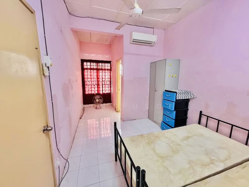 Terraced House for Rent in Banting (Selangor) - Erin Yusof - Bedroom - PropertyGuru.com.my