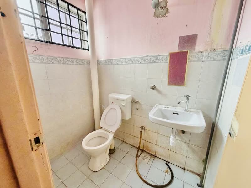 Terraced House for Rent in Banting (Selangor) - Erin Yusof - Bathroom - PropertyGuru.com.my