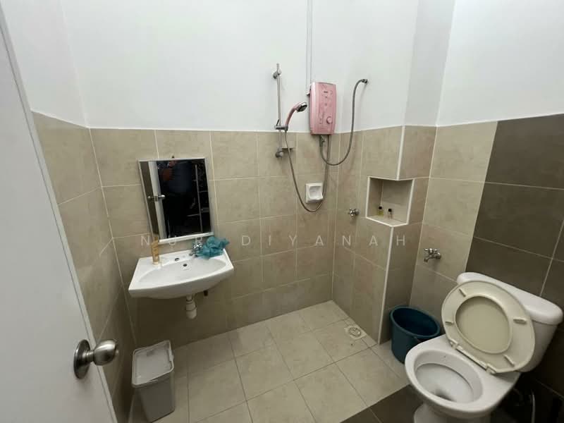 Rumah Teres 2 Tingkat untuk Dijual di Setia Tropika (Johor Bahru) - Nur Diyanah - Bathroom - PropertyGuru.com.my