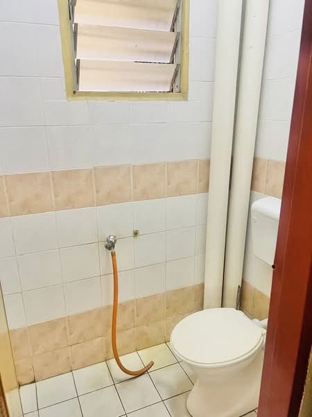 Rumah Flat untuk Disewa di Flat PKNS Section 7 - Erin Yusof - Bathroom - PropertyGuru.com.my