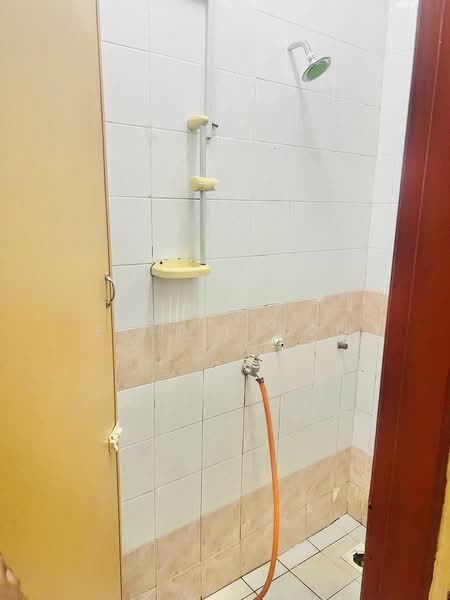 Rumah Flat untuk Disewa di Flat PKNS Section 7 - Erin Yusof - Bathroom - PropertyGuru.com.my