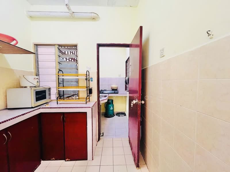 Flat for Rent at Flat PKNS Section 7 - Erin Yusof - Kitchen - PropertyGuru.com.my