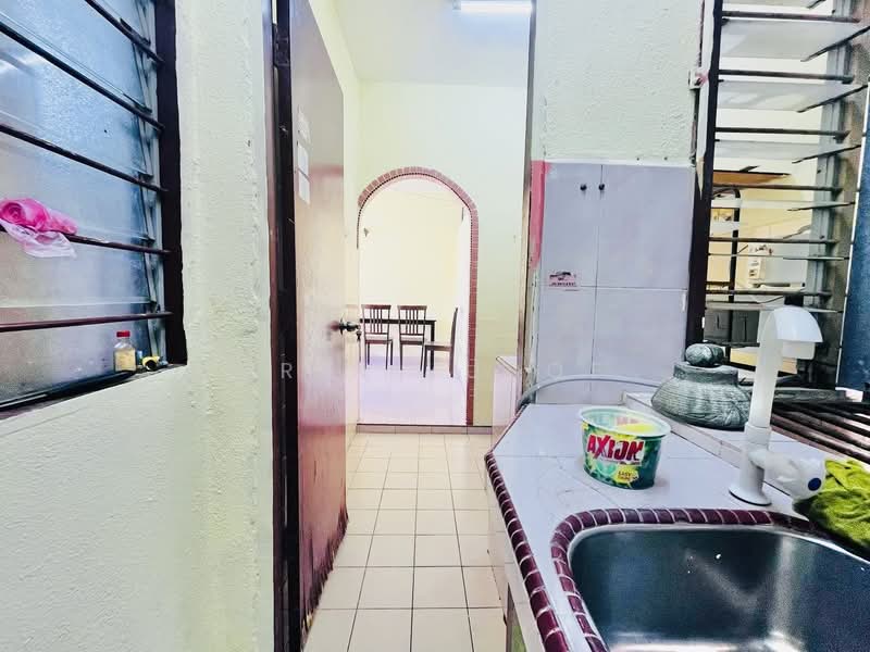 Flat for Rent at Flat PKNS Section 7 - Erin Yusof - Kitchen - PropertyGuru.com.my