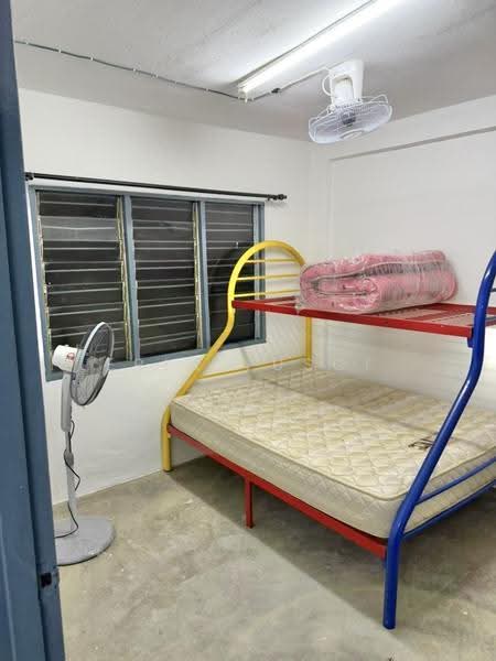 Rumah Flat untuk Disewa di Flat PKNS Section 7 - Erin Yusof - Bedroom - PropertyGuru.com.my