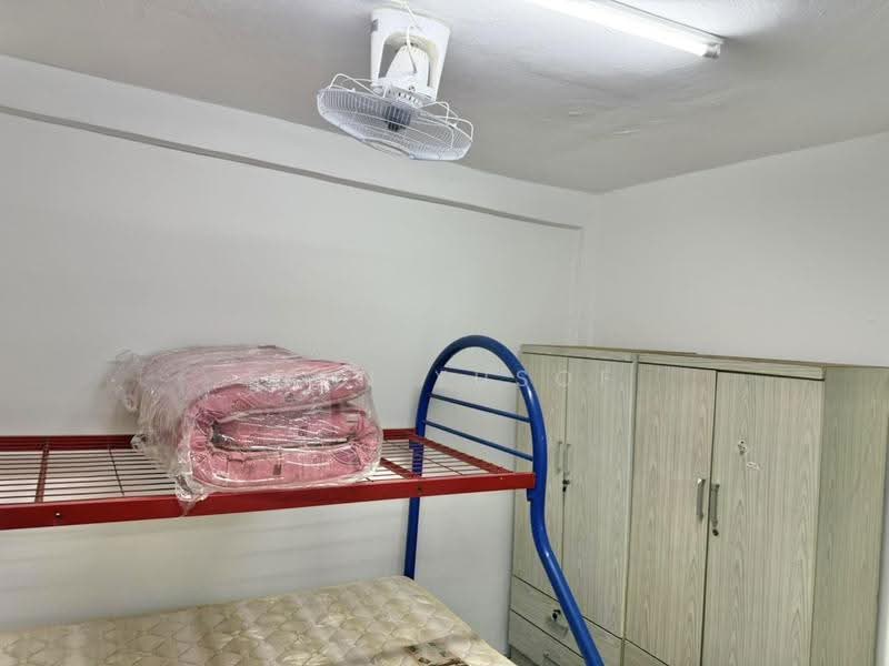 Rumah Flat untuk Disewa di Flat PKNS Section 7 - Erin Yusof - Bedroom - PropertyGuru.com.my