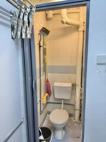 Rumah Flat untuk Disewa di Flat PKNS Section 7 - Erin Yusof - Bathroom - PropertyGuru.com.my