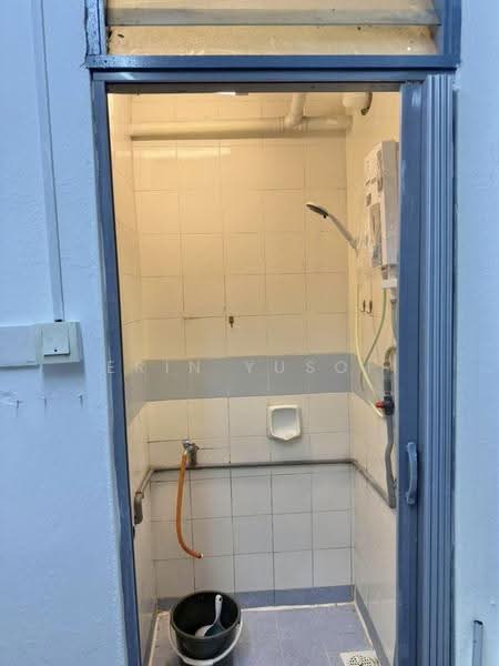 Rumah Flat untuk Disewa di Flat PKNS Section 7 - Erin Yusof - Bathroom - PropertyGuru.com.my