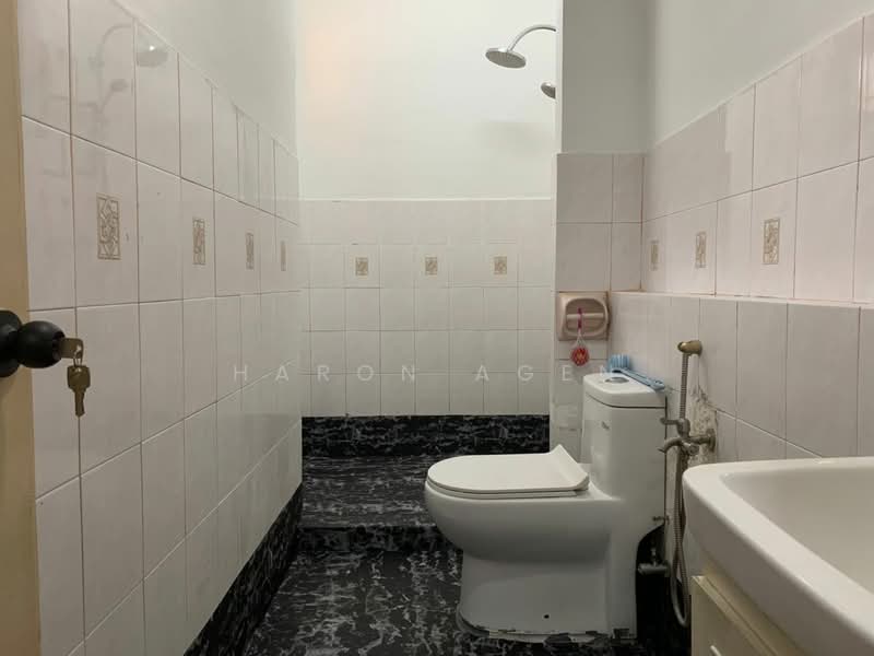 Kondominium untuk Dijual di Cyberia Smart Homes - Haron Agen - Bathroom - PropertyGuru.com.my