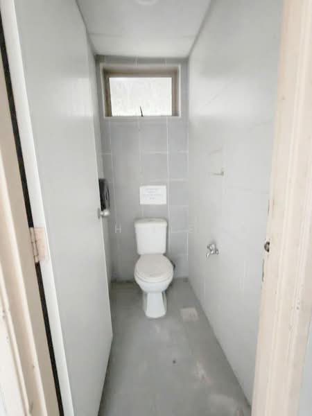 Shop / Office for Rent in Taman Molek (Johor Bahru) - Michelle He - Bathroom - PropertyGuru.com.my