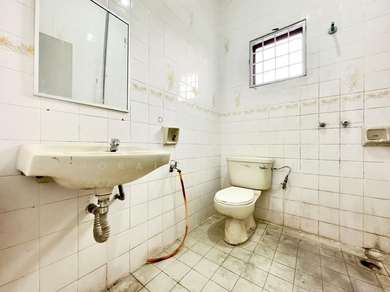 2-storey Terraced House for Sale in Shah Alam (Selangor) - Noraini Dahan - Bathroom - PropertyGuru.com.my