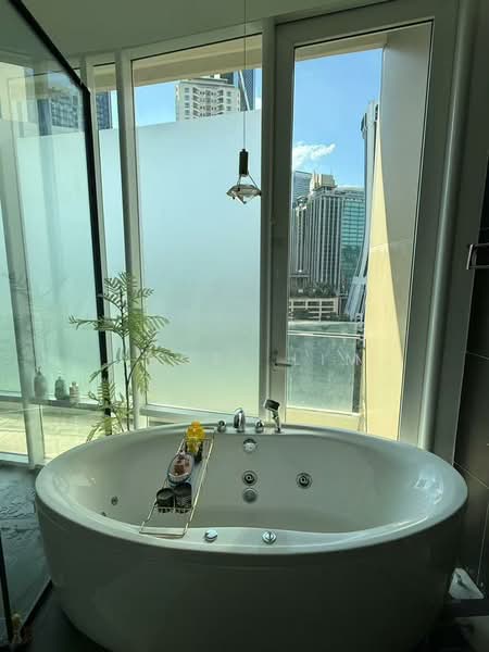 Servis Apartment untuk Disewa di The Oval - Angel Lim - Bathroom - PropertyGuru.com.my