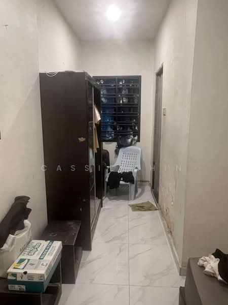 1-storey Terraced House for Sale in Taman Puteri Wangsa (Ulu Tiram) - Cassie Chin - Corridor - PropertyGuru.com.my