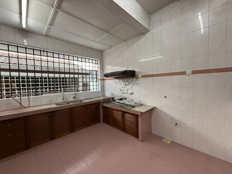 Semi-Detached House for Sale in Taman Perling (Perling) - Daniel Yong - Kitchen - PropertyGuru.com.my