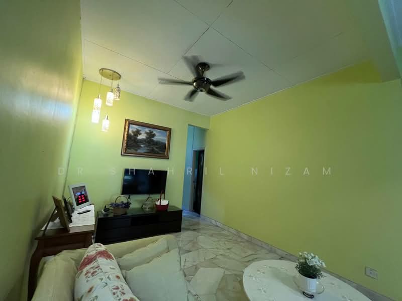 1-storey Terraced House for Rent in Bandar Puncak Alam (Puncak Alam) - Dr Shahril Nizam - Living Room - PropertyGuru.com.my