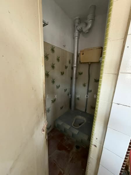 Rumah Flat untuk Dijual di Mahsuri Flat - Alex Thor - Bathroom - PropertyGuru.com.my