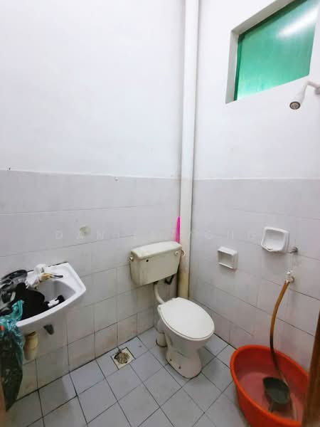 Rumah Teres 1 Tingkat untuk Dijual di Bandar Putra (Kulai) - Daniel Yong - Bathroom - PropertyGuru.com.my