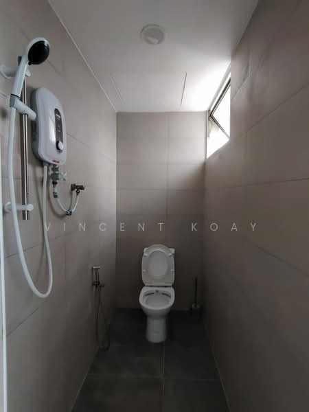 Kondominium untuk Dijual di Tanjung Beach Condominium - Vincent Koay - Bathroom - PropertyGuru.com.my